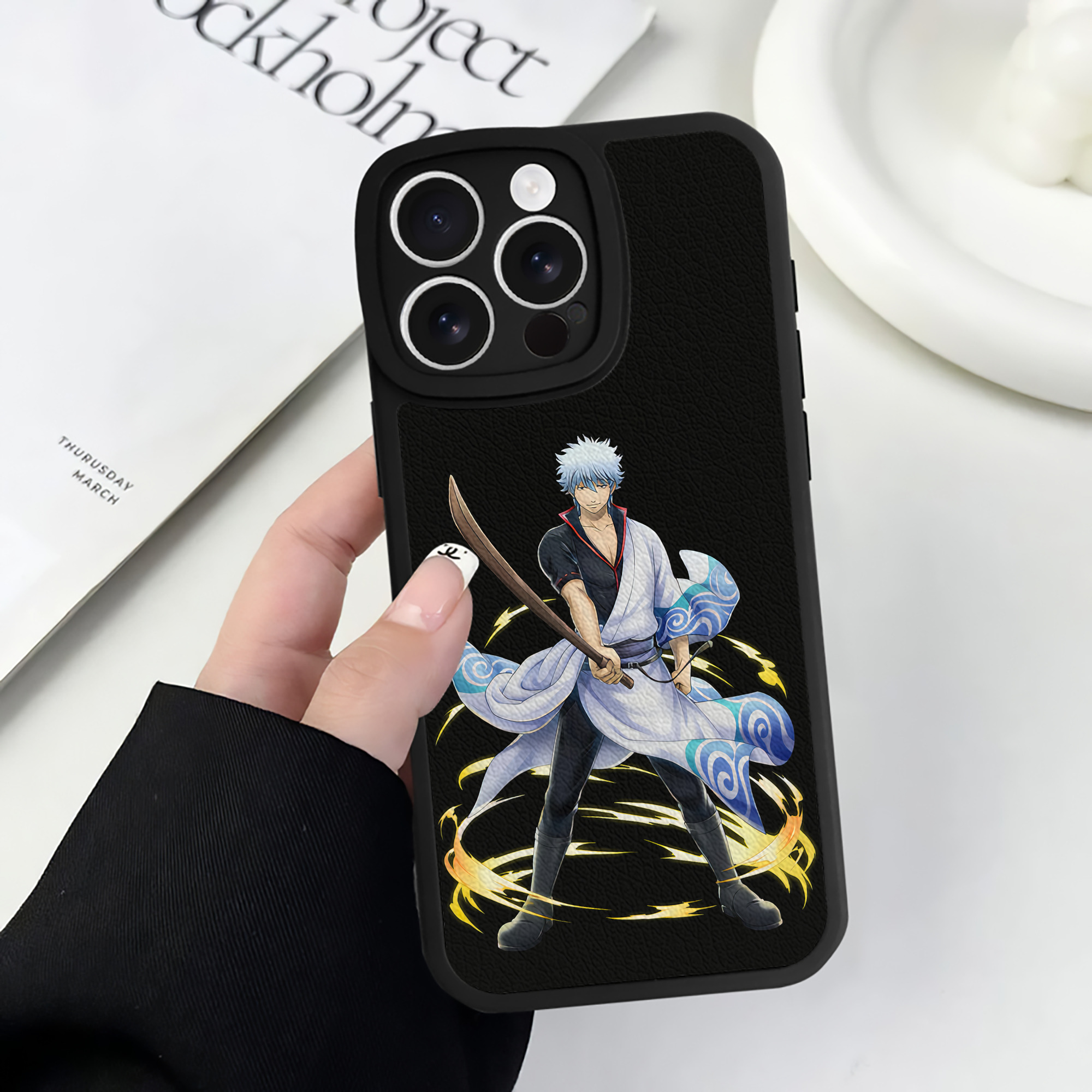 （画像用） ぎんたま 坂田銀時（さかたぎんとき） 神楽 志村新八（しむら しんぱち） GINTAMA Sakata Gintoki Kagura Shimura Shinpachi 【iPhone 16シリーズ対応】シリコンスマホケース（レザー調） 材質：シリコン
